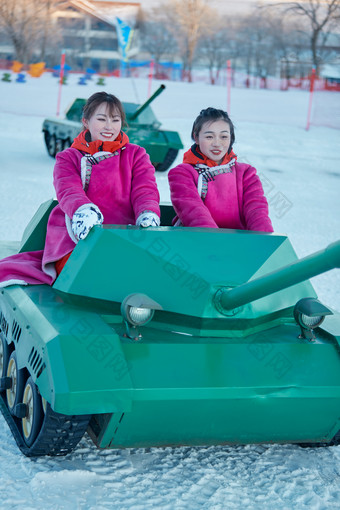 在冰天雪地玩耍雪上娱乐载具车辆的<strong>闺蜜</strong>少女