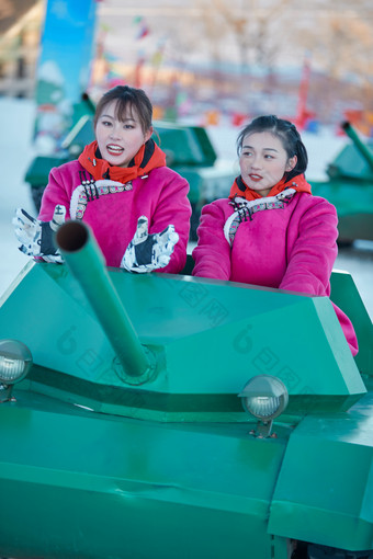 在冰天雪地玩耍雪上娱乐载具车辆的闺蜜少女