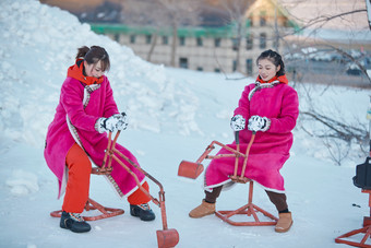 在雪地上<strong>打闹</strong>嬉戏开心玩耍的闺蜜少女