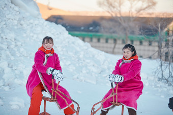 在雪地上<strong>打闹</strong>嬉戏开心玩耍的闺蜜少女