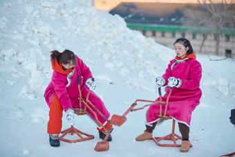 在雪地上打闹嬉戏开心玩耍的闺蜜少女