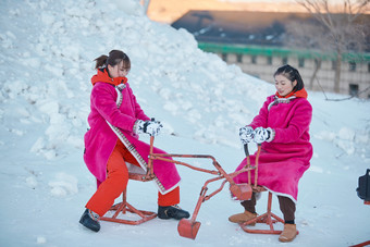 在雪地上打闹嬉戏开心玩耍的闺蜜少女