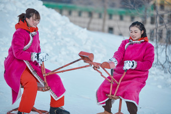 在雪地上<strong>打闹</strong>嬉戏开心玩耍的闺蜜少女