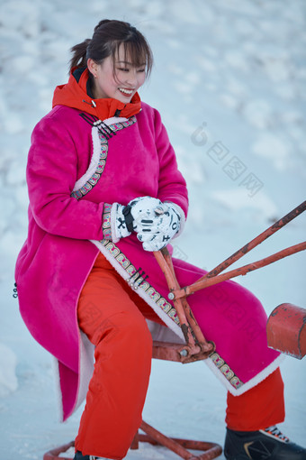 在雪地上<strong>打闹</strong>嬉戏开心玩耍的闺蜜少女