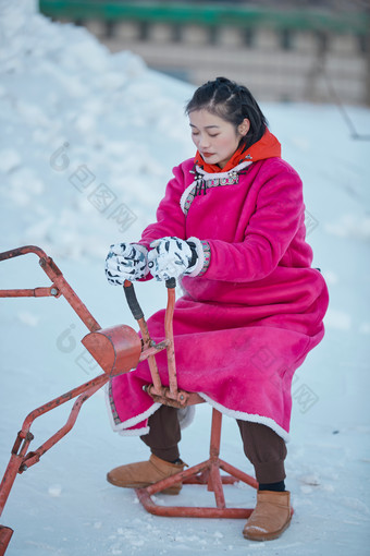 在雪地上打闹嬉戏开心玩耍的闺蜜少女