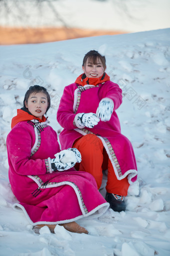 在雪地上打闹嬉戏开心玩耍的闺蜜少女