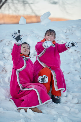 在雪地上打闹嬉戏开心玩耍的闺蜜少女