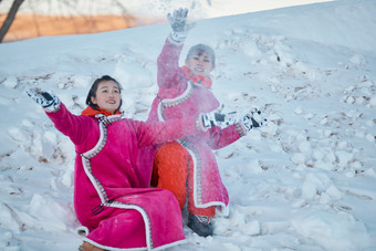 在雪地上打闹嬉戏开心玩耍的闺蜜少女