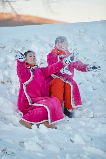 在雪地上<strong>打闹</strong>嬉戏开心玩耍的闺蜜少女