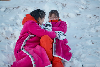 在雪地上打闹嬉戏开心玩耍的闺蜜少女