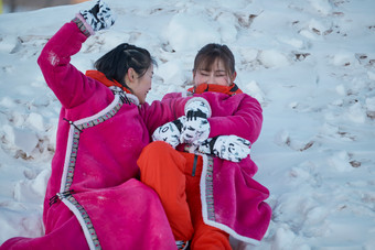 在雪地上打闹嬉戏开心玩耍的闺蜜少女