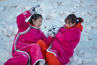 在雪地上打闹嬉戏开心玩耍的闺蜜少女