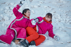 在雪地上打闹嬉戏开心玩耍的闺蜜少女