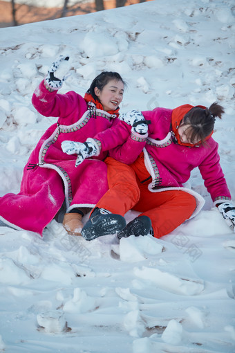 在雪地上打闹嬉戏开心玩耍的闺蜜少女