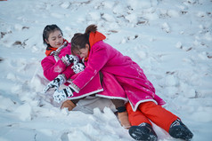 在雪地上打闹嬉戏开心玩耍的闺蜜少女