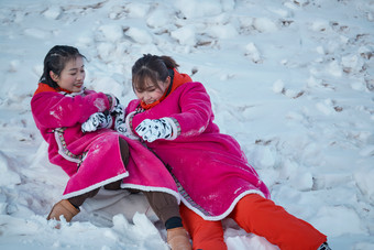 在雪地上打闹嬉戏开心玩耍的闺蜜少女