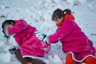 <strong>在</strong>雪地上打闹嬉戏开心玩耍的闺蜜少女