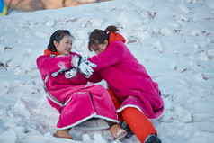 在雪地上打闹嬉戏开心玩耍的闺蜜少女