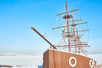 冬季停靠在冰封湖边的复古帆船