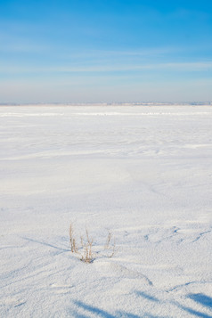 中国河北张家口沽源县天鹅湖冬季湖面雪景