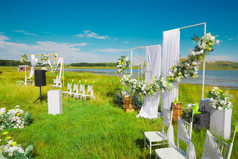 湖畔晴空下浪漫的草坪婚礼布场