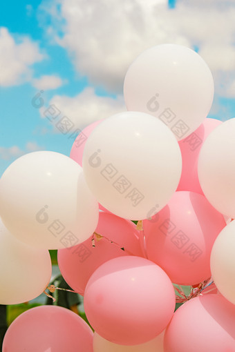 蓝天白云下的草坪婚礼上的装饰气球