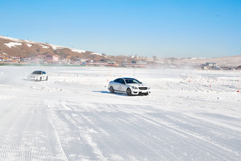 在冰冻的湖面进行的汽车冰上漂移赛