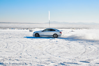 在冰冻的湖面进行的汽车冰上漂移赛