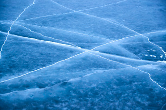 冬天冻结的湖面冰层花纹
