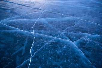 冬天冻结的湖面冰层花纹