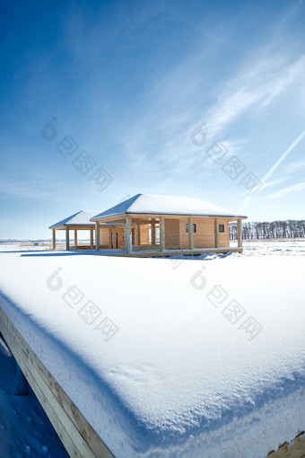 大雪过后的户外木屋