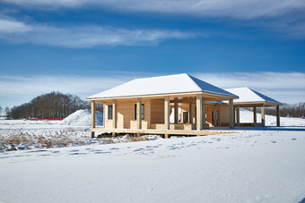 大雪过后的户外木屋