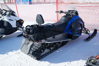 在雪地上停放的高级雪地摩托车