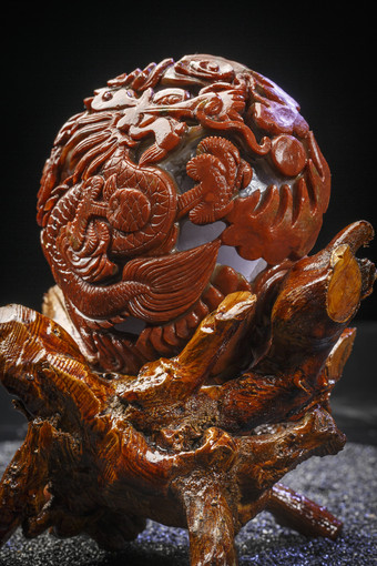 使用传统工艺精美雕刻的玉石玛瑙工艺品
