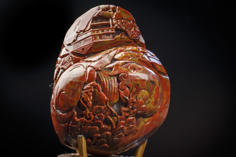 使用传统工艺精美雕刻的玉石玛瑙工艺品