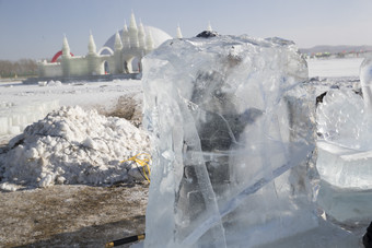 夕阳下<strong>雪原</strong>上晶莹剔透的冰雕建筑