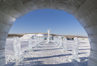 夕阳下<strong>雪原</strong>上晶莹剔透的冰雕建筑