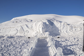 冰雪世界中的精美雪雕艺术