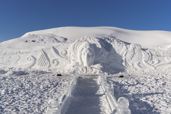冰雪世界中的精美雪雕艺术