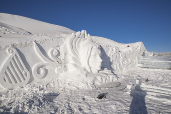 冰雪世界中的精美雪雕艺术