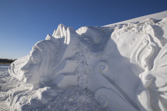 冰雪世界中的精美雪雕艺术