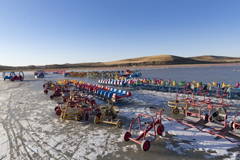 冬季冰冻的湖面上摆放的娱乐设施