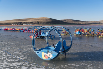 冬季冰冻的湖面上摆放的娱乐设施