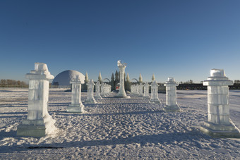 夕阳下雪原上晶莹剔透的冰雕建筑