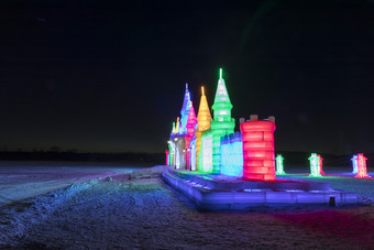 夜晚的<strong>冰雪</strong>城堡与五光十色的冰雕