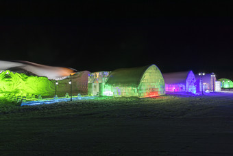 夜晚的冰雪城堡与<strong>五光十色</strong>的冰雕