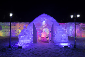 夜晚的冰雪城堡与五光十色的冰雕