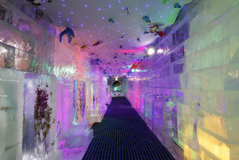 冰雪城堡内彩色光影照映的梦幻冰客房