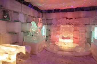冰雪城堡内彩色光影照映的梦幻冰客房
