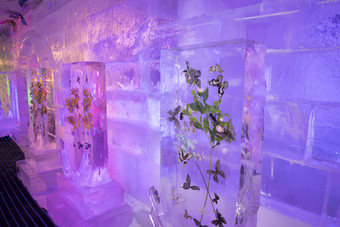 <strong>冰雪</strong>城堡内彩色光影照映的梦幻冰客房